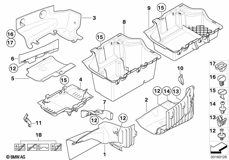 Lateral trunk floor trim panel